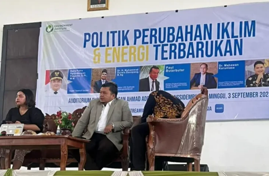 Akademisi UIN Syahada Padangsidempuan Latip Kahpi dalam Diskusi Politik Perubahan Iklim dan Energi Terbarukan yang digelar Environmental Institute di Padang Sidempuan, Minggu (3/9/2023). Foto/Ist
