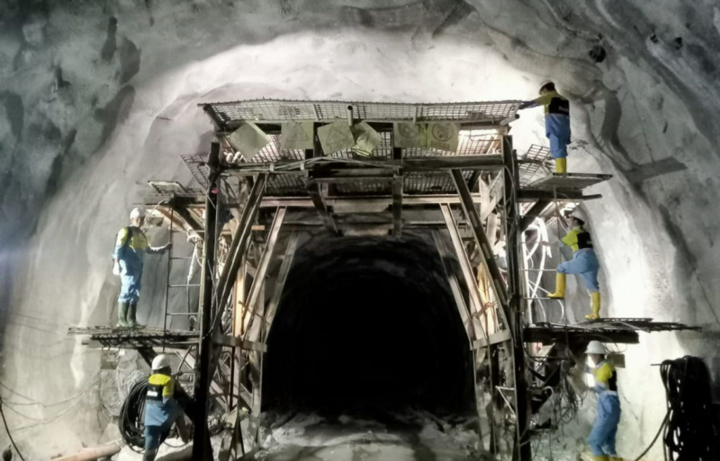 PT Dahana berhasil menggelar breakthrough all tunnel seluruh pekerjaan underground proyek pembangunan Pembangkit Listrik Tenaga Air (PLTA) Batang Toru.